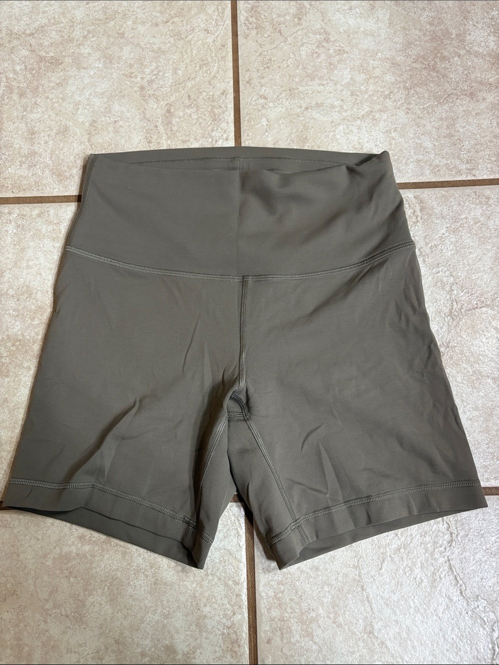 Lululemon Wunder Train biker shorts - Picture 2 of 3